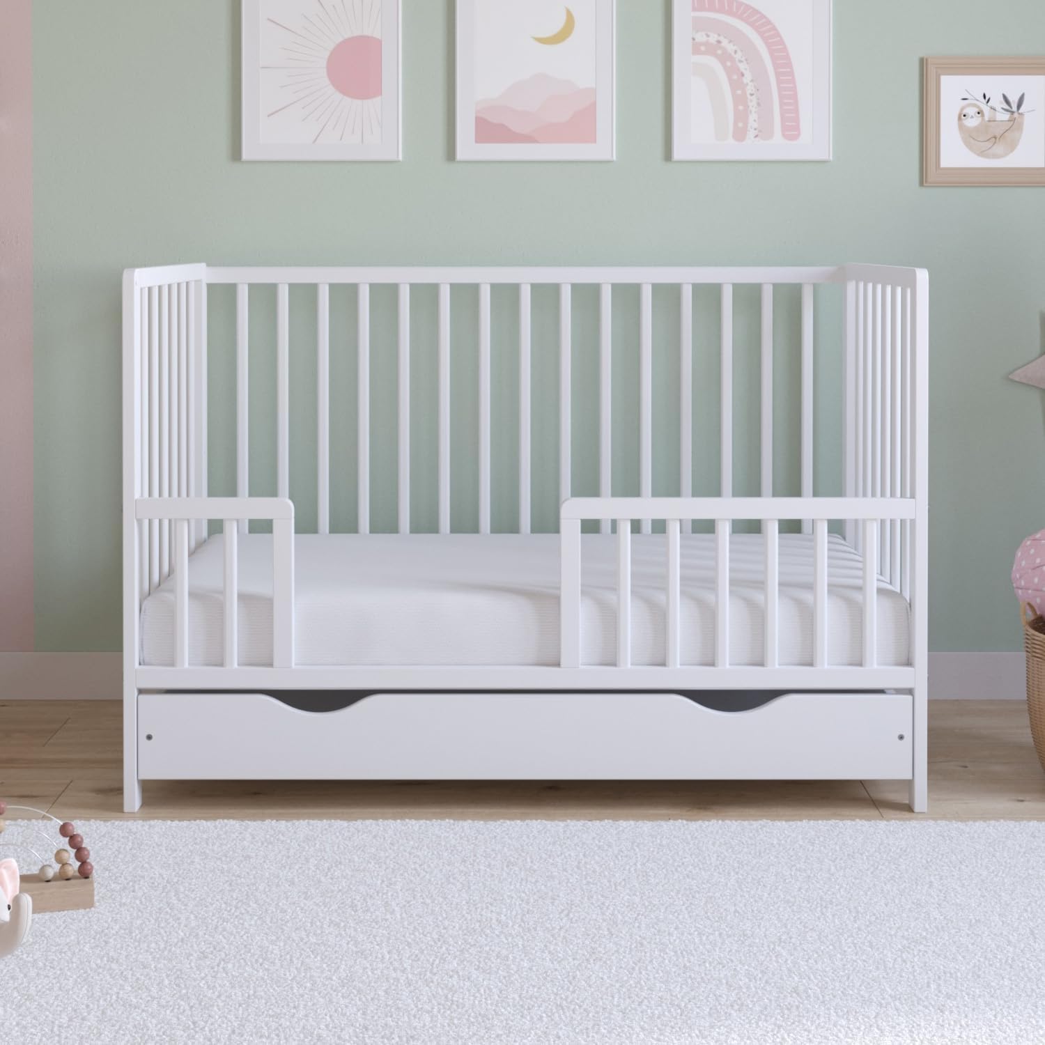 Love For Sleep ASHER Lettino per Neonati 120x60 cm con Materasso in Schiuma di Microfibra Trapuntata – Lettino in Legno Convertibile in Letto per Bambini con Ampio Bianco