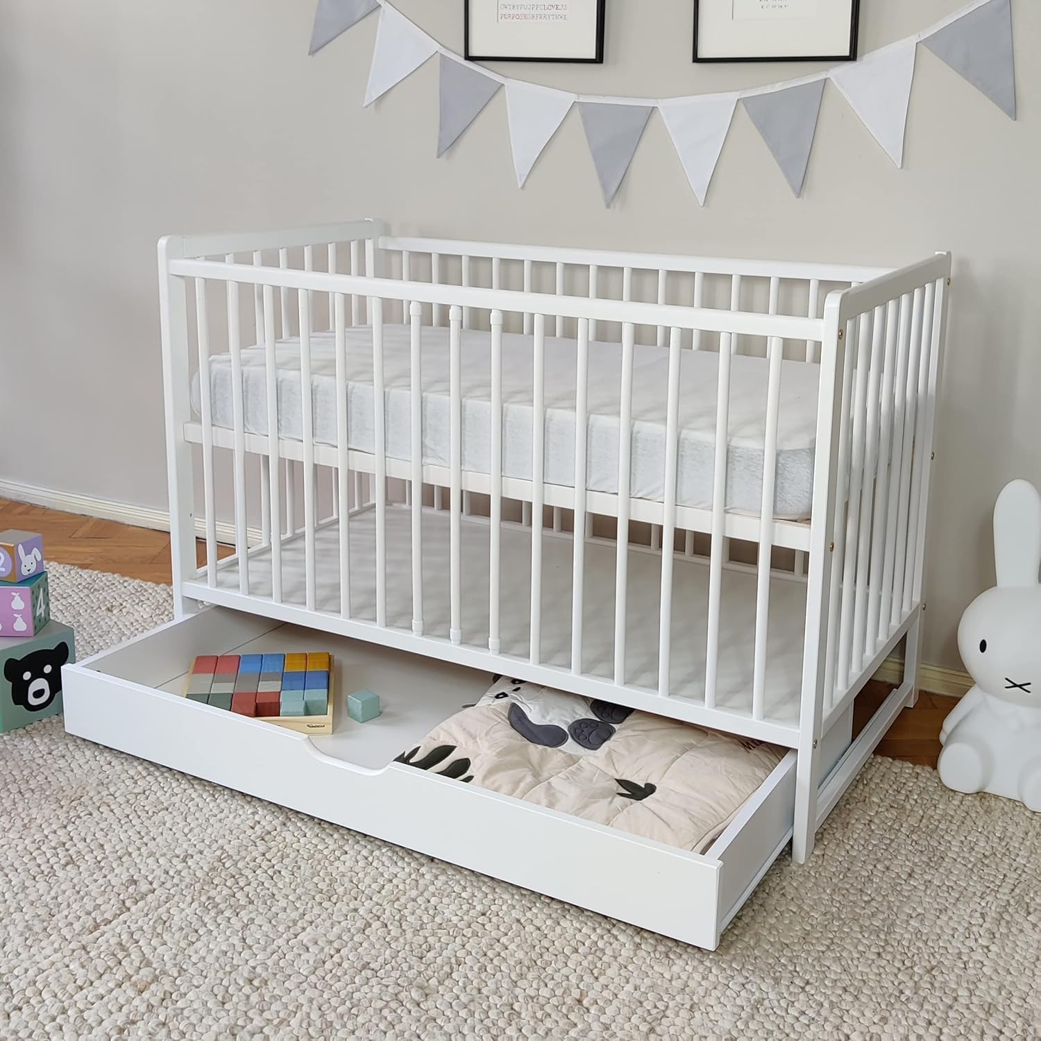 Kids Collective Lettino per neonati 60x120 con sponde Lettino che cresce con il bambino rete a doghe regolabile in altezza con sponde rimovibili & cassetto bianco Legno massello di pino
